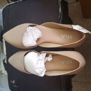 NWOT - MIA Woven flats